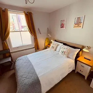 Hendon Street Huts Homestay Brighton